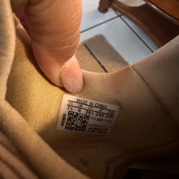 Woman’s Adidas ultraboost 22 shoes - Picture 6 of 8